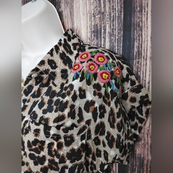THML Leopard Print Button-Up Top Size XS NWOT - Picture 3 of 5